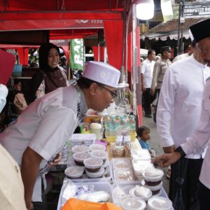 Sekda Kabupaten Sumenep, Ir Edi Rasiyadi saat memantau para pelaku UMKM di Bazar Takjil Ramadhan 2024