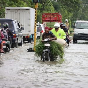 Ruas Jalan Raya Sumenep-Pamekasan alami Genangan, Petugas Pengaturan Lalin