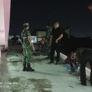Tampak Personel TNI saat mengedukasi perokok dilingkungan RSUDMA Sumenep 