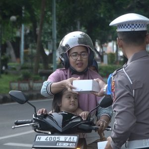 Sat Lantas Polres Gresik Bagikan Takjil Sambil Himbau Tertib Berlalu Lintas