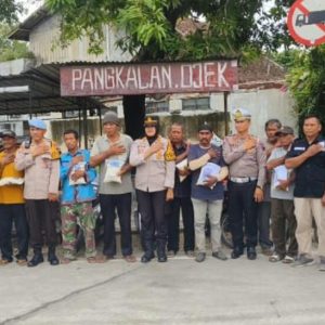 Bagikan Bansos Dan Helm, Polres Blora Ajak Warga Tertib Berlalu Lintas