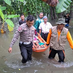 Kapolsek Jati Evakuasi Warga Yang Melahirkan di Situasi Banjir di Kudus