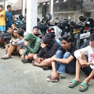 Perang Sarung Resahkan Warga, Polres Mojokerto Kota Mengamankan Puluhan Remaja
