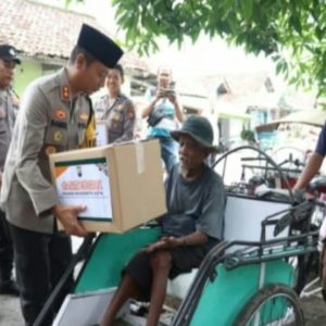 Blusukan Bagi 100 Paket Sembako, Polres Mojokerto Kota Sambut Bulan Ramadhan 1445 H