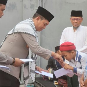Gapai Berkah Ramadhan, Kapolres Probolinggo Berikan Santunan Anak Yatim saat Meresmikan Musholla Al-Kautsar