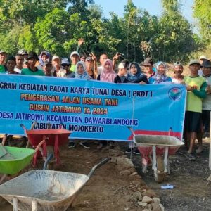 Program Padat Karya, Babinsa Dawarblandong Bersama Warga Bangun Jalan Baru