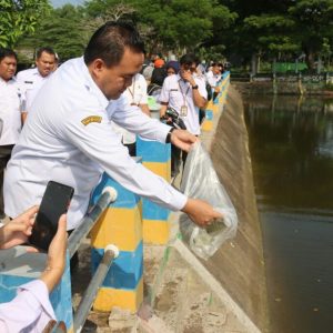 Bupati Blora Tebar Benih Ikan di Embung Rowo