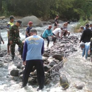Pasca Banjir, Babinsa Koramil Jatirejo Bareng Perangkat Desa dan Warga Perbaiki Pipa Saluran Air