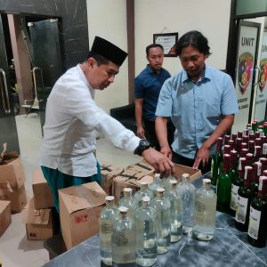 2 Hari, Polisi Sita 1.650 Botol Miras di Jombang dan 7 Penjual Diamankan