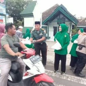 Berbagi Takjil Depan Markas Koramil, Danramil Puri : Wujud Rasa Syukur