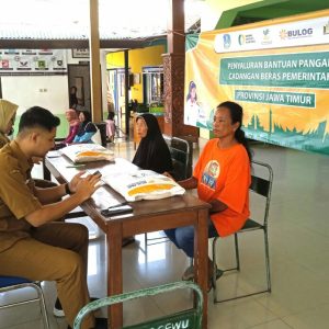 Penyaluran Beras Bansos Desa Gedangsewu