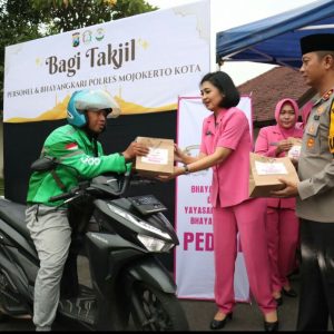 Berkah Ramadhan, Kapolres Mojokerto Kota Bagikan 400 Takjil-Santuni Anak Yatim