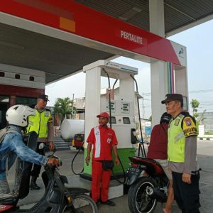 Polsek Jetis Pastikan Ketersediaan BBM Jelang Mudik Lebaran Tingkatkan Patroli ke SPBU