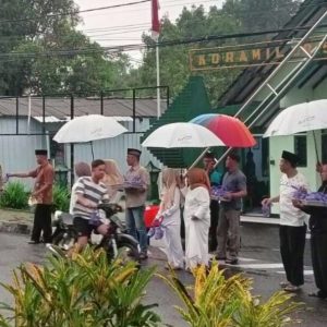 Ramadhan Berkah, Koramil 0815/17 Trawas dan Persit KCK Berbagi Takjil Buka Puasa