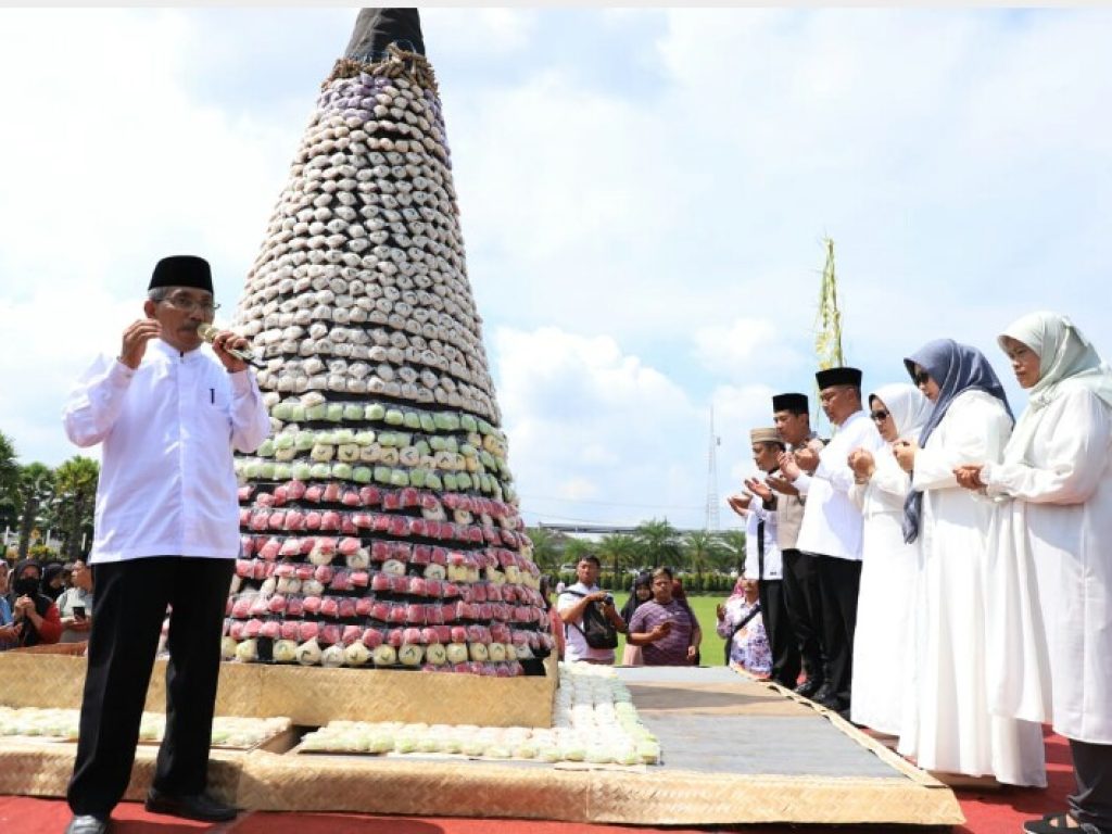 Sebanyak 17 Gunungan Apem Semarakkan Tradisi “Grebeg Apem” Jelang Ramadhan Di Jombang