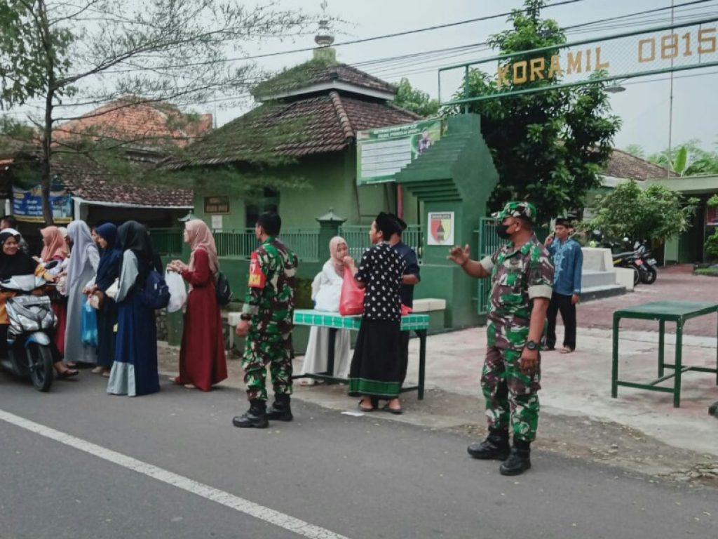Kolaborasi Koramil 0815/13 & SMAN 1 Kutorejo Berbagi Takjil