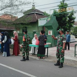 Kolaborasi Koramil 0815/13 & SMAN 1 Kutorejo Berbagi Takjil