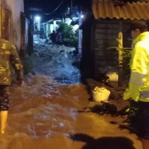 Tanggul Irigasi Jebol, Babinsa Pacet Reaksi Cepat Turun Ke Lokasi