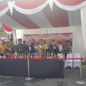 1.515 Botol Miras Dan 108 Knalpot Brong Digerinda, Di musnahkan Polres Mojokerto Kota