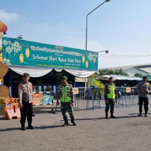 Pantau Aktifitas Mudik, Personel Koramil Jajaran Kodim 0815/Mojokerto Lakukan Pengamanan
