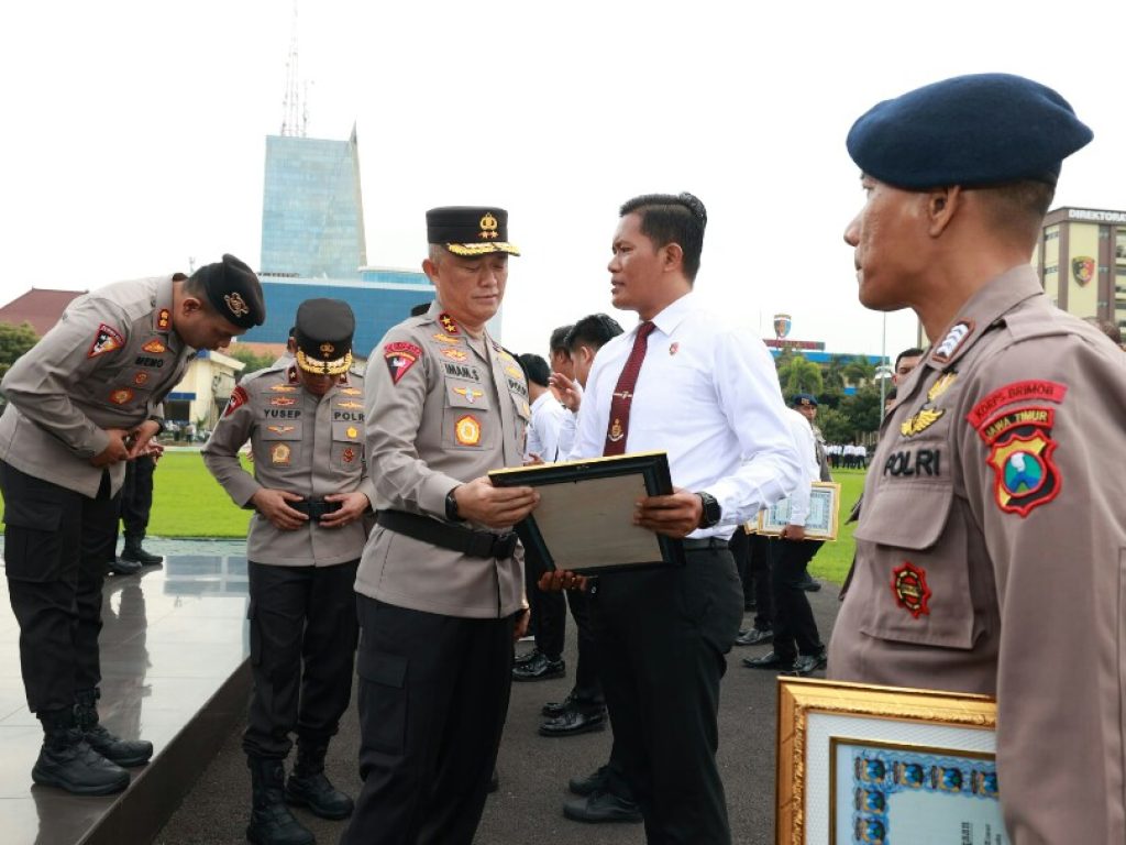 Hari Kesadaran Nasional, Kapolda Jatim Kembali Beri Penghargaan Anggota Berprestasi