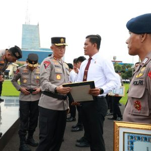 Hari Kesadaran Nasional, Kapolda Jatim Kembali Beri Penghargaan Anggota Berprestasi