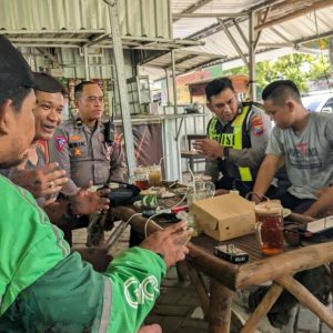 Sampaikan Pesan Kamseltibcarlantas Polres Bojonegoro Ngopi Bareng Ojol