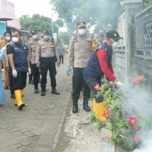Antisipasi Penyebaran DBD, Polres Mojokerto Bersama Forkopimda Laksanakan Fogging Serentak