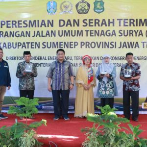 Bersama Anggota Komisi VII DPR RI, Pemkab Sumenep Resmikan PJU-TS