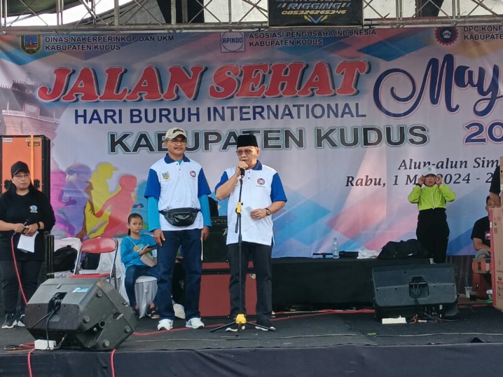 Peringatan Hari Buruh Internasional (May Day), Kapolres Kudus Bersama  Forkopimda Ikut Jalan Sehat Bersama Buruh di Kudus