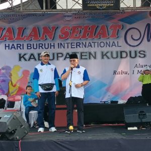 Peringatan Hari Buruh Internasional (May Day), Kapolres Kudus Bersama  Forkopimda Ikut Jalan Sehat Bersama Buruh di Kudus