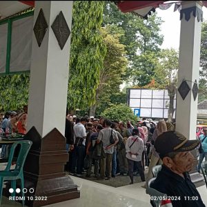 Hadi Gerung Menuntut Pemdes Kedunglengkong Dlanggu Menyerahkan LPJ Penyewaan Kios Ke PJ Kades