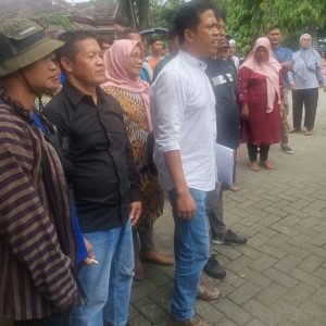 LBH Barakuda Audensi Bersama warga Kedunglengkong dikantor kecamatan Dlanggu Mojokerto