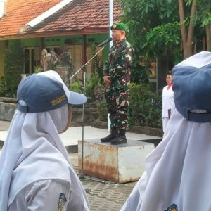 Upacara Bendera, Danramil 0815/03 Berikan Motivasi Pelajar SMKN 1 Sooko