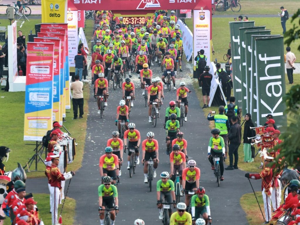 Kapolda Jatim Bersama Ribuan Pesepeda dari 17 Negara Ikuti Bromo KOM X 2024