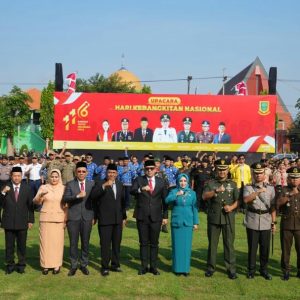 Pj. Wali Kota Mojokerto Serahkan Penghargaan Pada Peringatan Harkitnas 2024