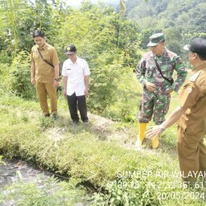 Danramil 0815/16 Pacet Bareng Distan & Poktan Survey Sumber Air Pompanisasi