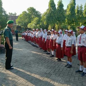 Bati Tuud Koramil 0815/07 Jetis Bekali Wasbang Pelajar SDN Mojorejo 1