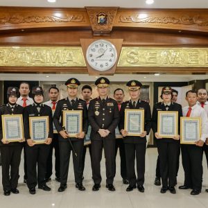 Hari Lahir Pancasila Kapolda Jatim Beri Penghargaan untuk 120 Anggota Berprestasi