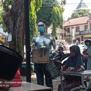Nyeleneh, Pengamen asal Pamekasan Bermandikan Cat Silver di area TB