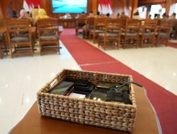 Kumpulkan HP untuk Cegah ‘Phone Snubbing’ Saat Rapat, Mas Pj: Agar Tak Sibuk Scroll Sosmed dan Fokus