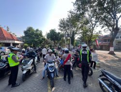Satlantas Polres Mojokerto Kota Ajak Pengendara “KOPPIMOKA” dan Berikan Coklat Gratis