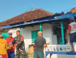 Babinsa Sumberkarang Bareng Warga Gotong Royong Renovasi Balai Dusun