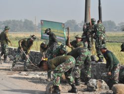 Karya Bakti Satkowil Semester I TA 2024, Kodim 0815/Mojokerto Sasar Jalan Lingkungan Desa Sumberjati