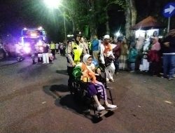 Sigap dan Senyum Ikhlas Polwan Polres Bojonegoro Layani Kepulangan Jamaah Haji