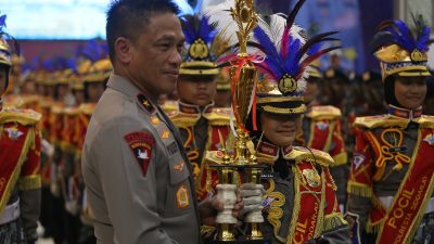 Wakapolda Jatim Serahkan Trophy 3 Pemenang Lomba Pocil Sambut Hari Bhayangkara ke -78