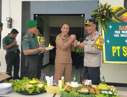 Surprise Momen Hari Bhayangkara Ke-78, Forkopimcam Jetis Berikan Kue Ultah