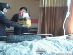 Berbagi Kasih Bayi Yang Lahir Satu Juli, Polwan Polres Mojokerto Kota Berikan Bingkisan