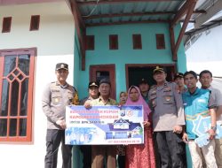 Kapolres Lamongan Serahkan Hasil Bedah Rumah Kepada Pemiliknya di Desa Nguwok