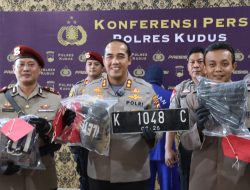 Kronologi  Seorang Anggota Polres Kudus Tersangkut Di Atas Kap Mobil Yang Melaju Kencang Di Jalanan Kabupaten Kudus